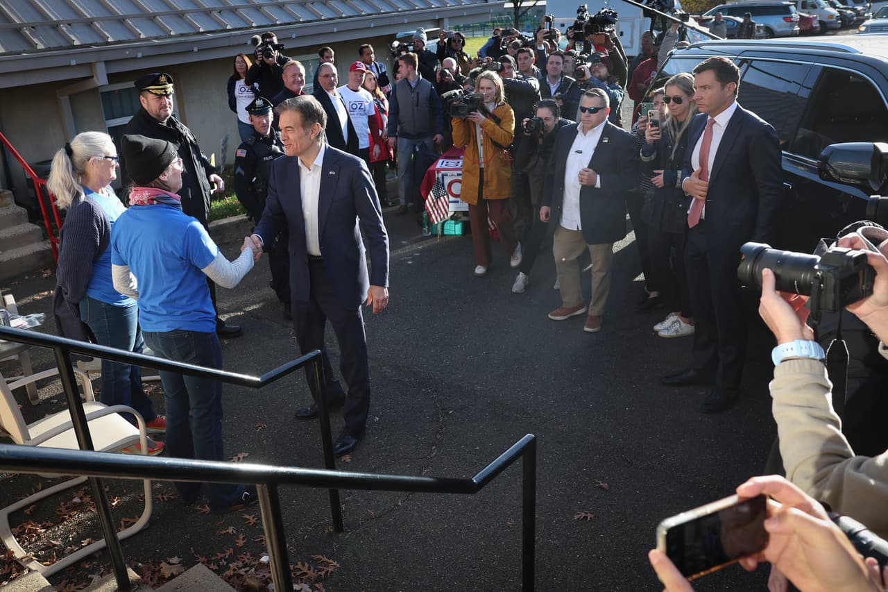 El candidato republicano al Senado de los Estados Unidos, Dr. Mehmet Oz, saluda a los voluntarios del Partido Demócrata al ingresar a la mesa de votación en Bryn Athyn Borough Hall. Oz se enfrenta al candidato demócrata al Senado de Pensilvania, John Fetterman.