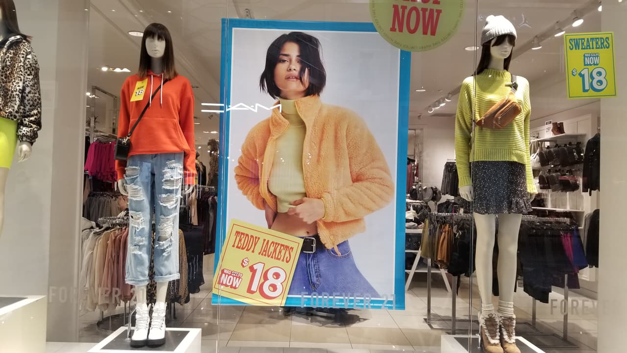 La famosa tienda de ropa juvenil conquistó el mercado a inicio de los 90’s y llegó a tener más de 800 sucursales a nivel internacional. Sin embargo, sus ventas han bajado y la empresa anunció el pasado 29 de septiembre que solicitó la protección por bancarrota del Capítulo 11 para reestructurar su negocio.
