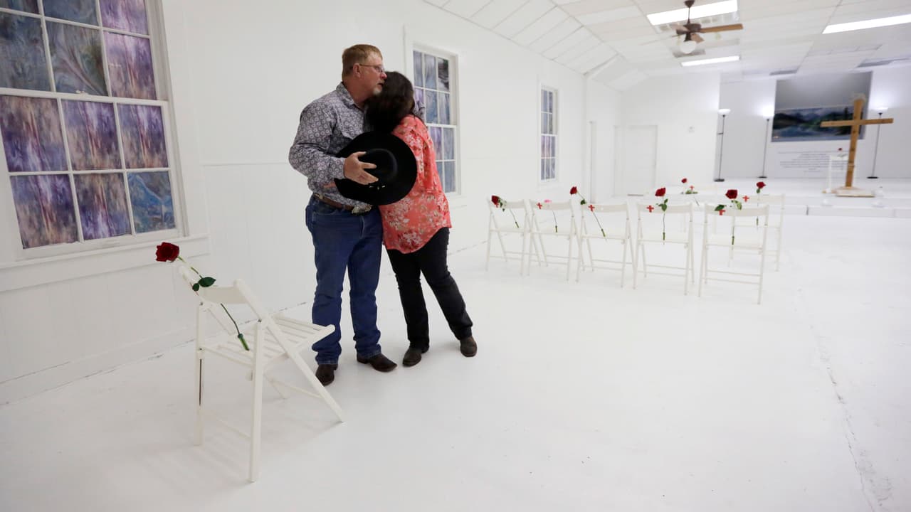 Los residentes de la comunidad han entrado al lugar donde ocurrió la tragedia para recordar a sus seres queridos. Las ventanas de la pequeña iglesia fueron pintadas con coloridos remolinos de acuarela.