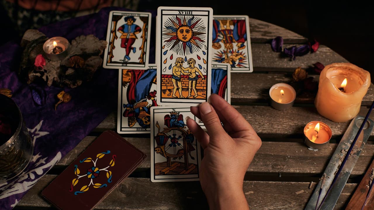 Cómo leer el tarot con ChatGPT: convierte a la IA en tu astróloga de cabecera