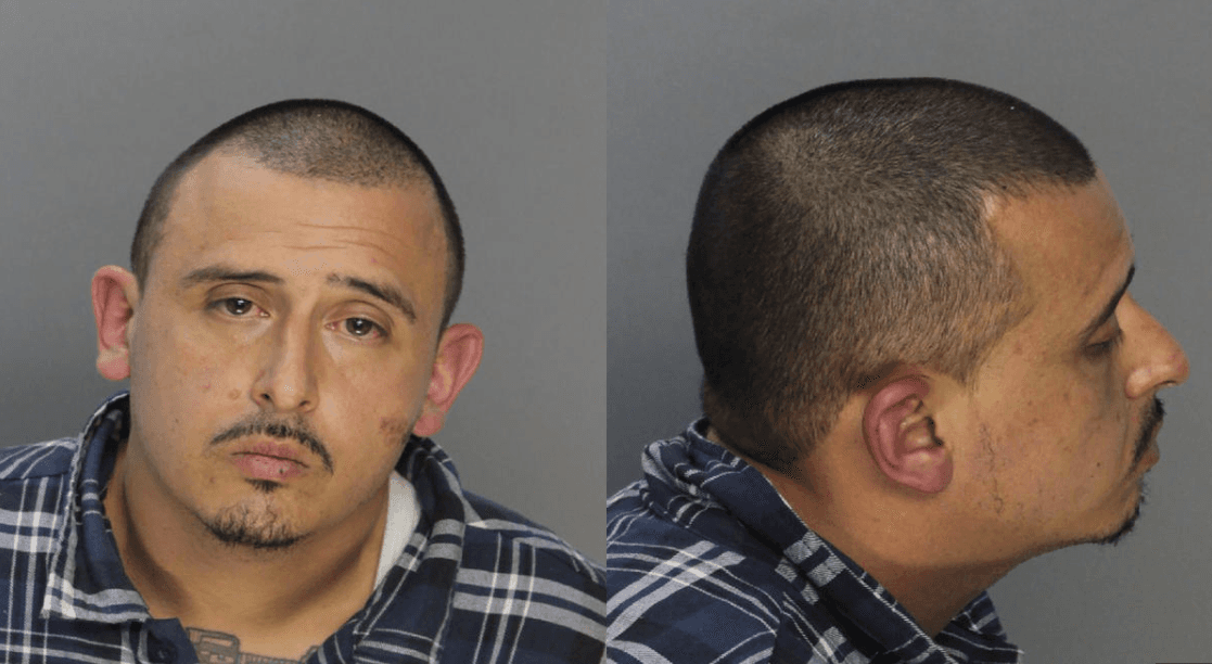 30 de mayo. Un puertorriqueño que
<b><a href="http://www.univision.com/miami/wltv/noticias/arrestos/detienen-a-un-puertorriqueno-que-disparo-108-balas-contra-los-conductores-en-una-autopista-de-miami">disparó 108 balas contra los conductores en una autopista de Miami</a></b> se enfrenta a más de 60 cargos. Horvin Samar Ruiz, de 36 años, fue detenido por disparar indiscriminadamente contra quienes pasaban por la autopista Palmetto. Su ataque dejó más de una veintena de heridos, entre ellos ocho policías.
<br>