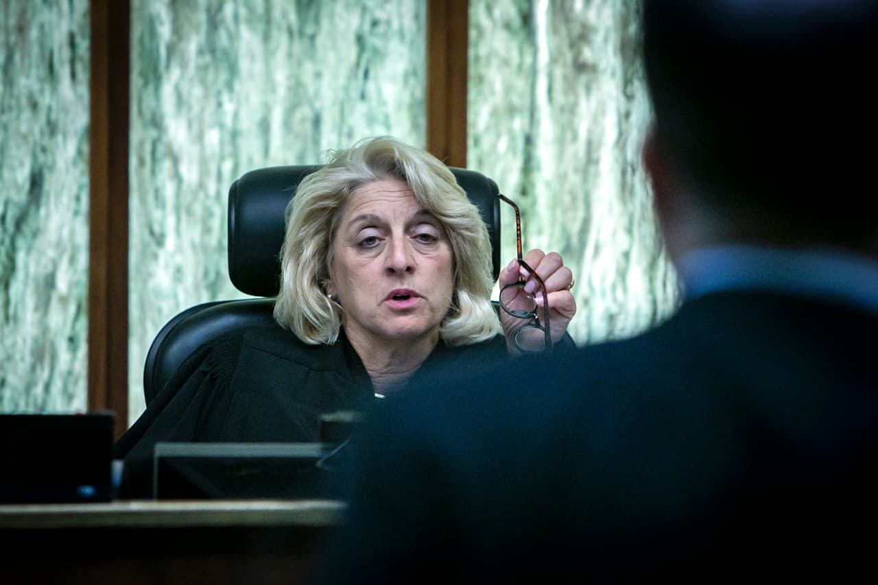 La jueza Marisa Tinkler lo sentenció a
<b>5 años de cárcel y 8 más de libertad condicional</b>, deberá tomar clases de manejo de ira y cumplir con 100 horas de trabajo comunitario.
<br>