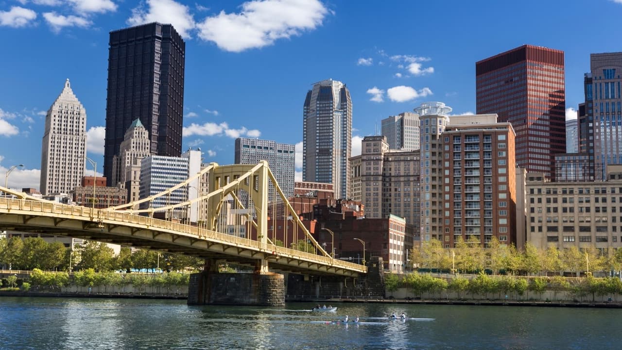 Desde que las acerías cerraron en la década de 1980, Pittsburgh se siente más limpia y llena de Pittsburgh abarca casi 2,000 acres de tierra solo en los parques de la ciudad y ofrece parques del condado, parques estatales y parques frente al río a sus residentes ", continuó el informe.