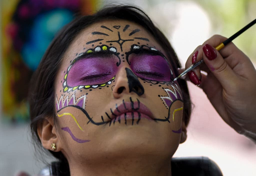 Se han reportado, además, alergias e intoxicaciones por químicos peligrosos en algunos maquillajes. La FDA advierte que antes de maquillarse, chicos y grandes prueben primero una pequeña parte del producto en el brazo, para comrpobar que no son alérgicos a sus componentes.
<br>