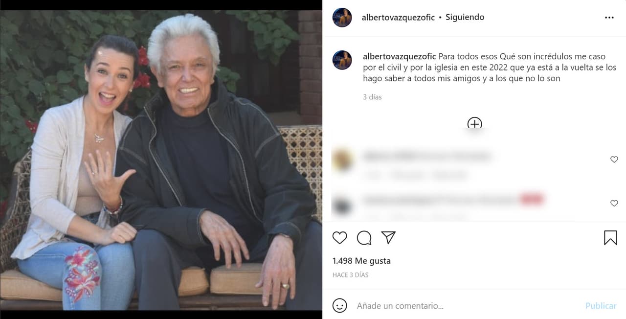 "Para todos esos que son incrédulos,
<b>me caso por el civil </b>y por la iglesia en este 2022 que ya está a la vuelta", escribió el cantante en esta publicación en la que su novia muestra el anillo de compromiso.
<br>