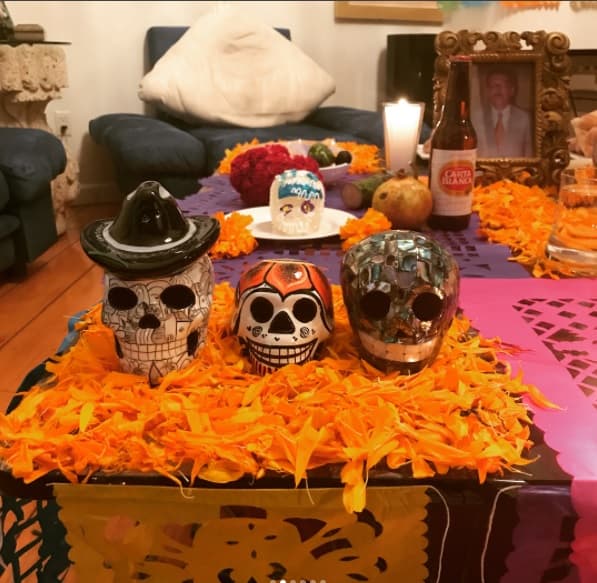 En este altar en honor al llamado 'Rey del jaripeo', se observa una cerveza y calaveras de azúcar que nos recuerdan que la muerte siempre está presente y es parte de la vida.