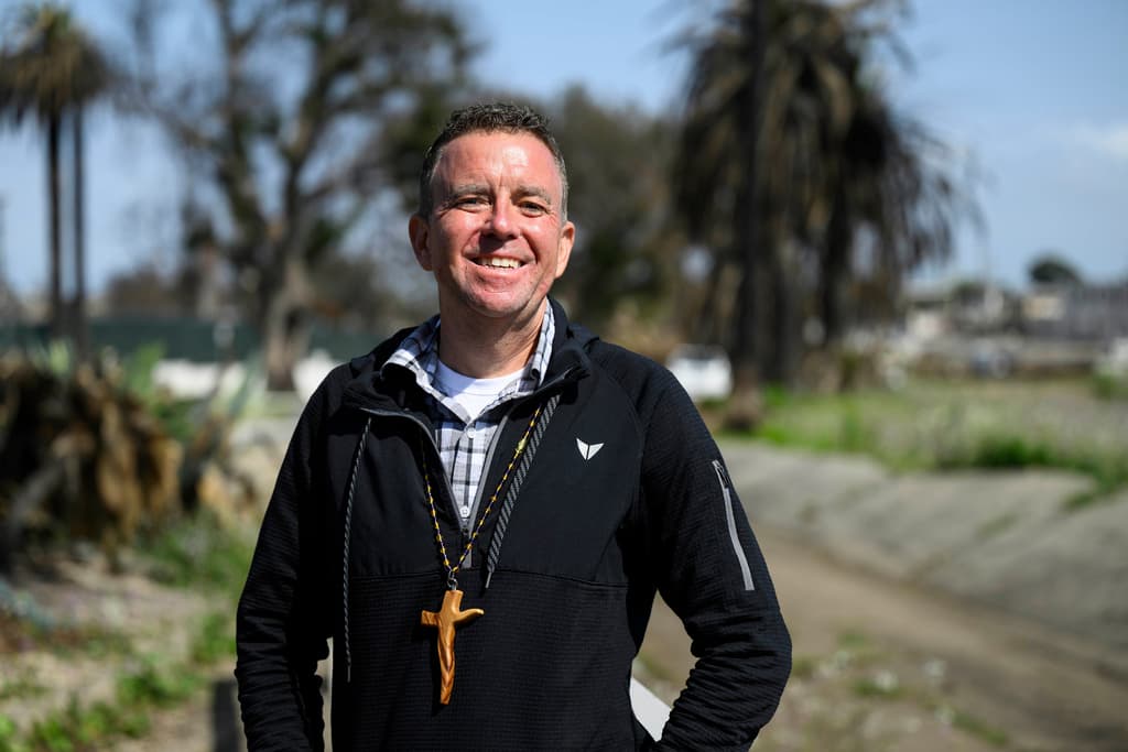 <b>La promesa de resurrección también para la iglesia</b>: El pastor Shaver señala que, aunque el edificio fue destruido, la fe de la comunidad no ha terminado, sino que está renaciendo.