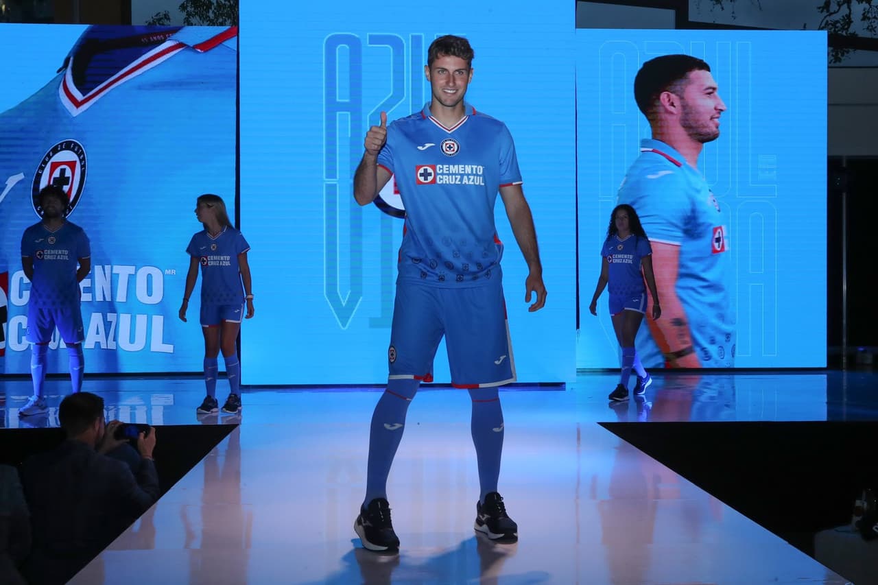 Uniforme de local de Cruz Azul para el Apertura 2022 y Clausura 2023.