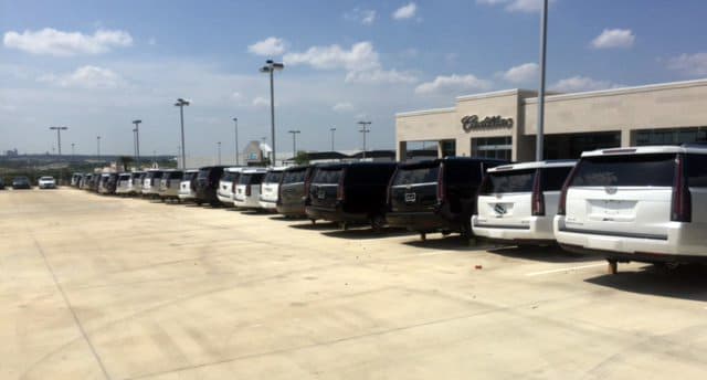 Un banda de ladrones hurtó llantas y rines de 40 automóviles de agencia automotriz en Texas