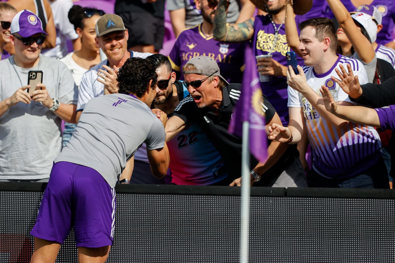 Alexandre Pato tuvo un encuentro muy cercano con los aficionados de Orlando City SC, que se alegraron con la victoria sobre CF Montréal.
<br>