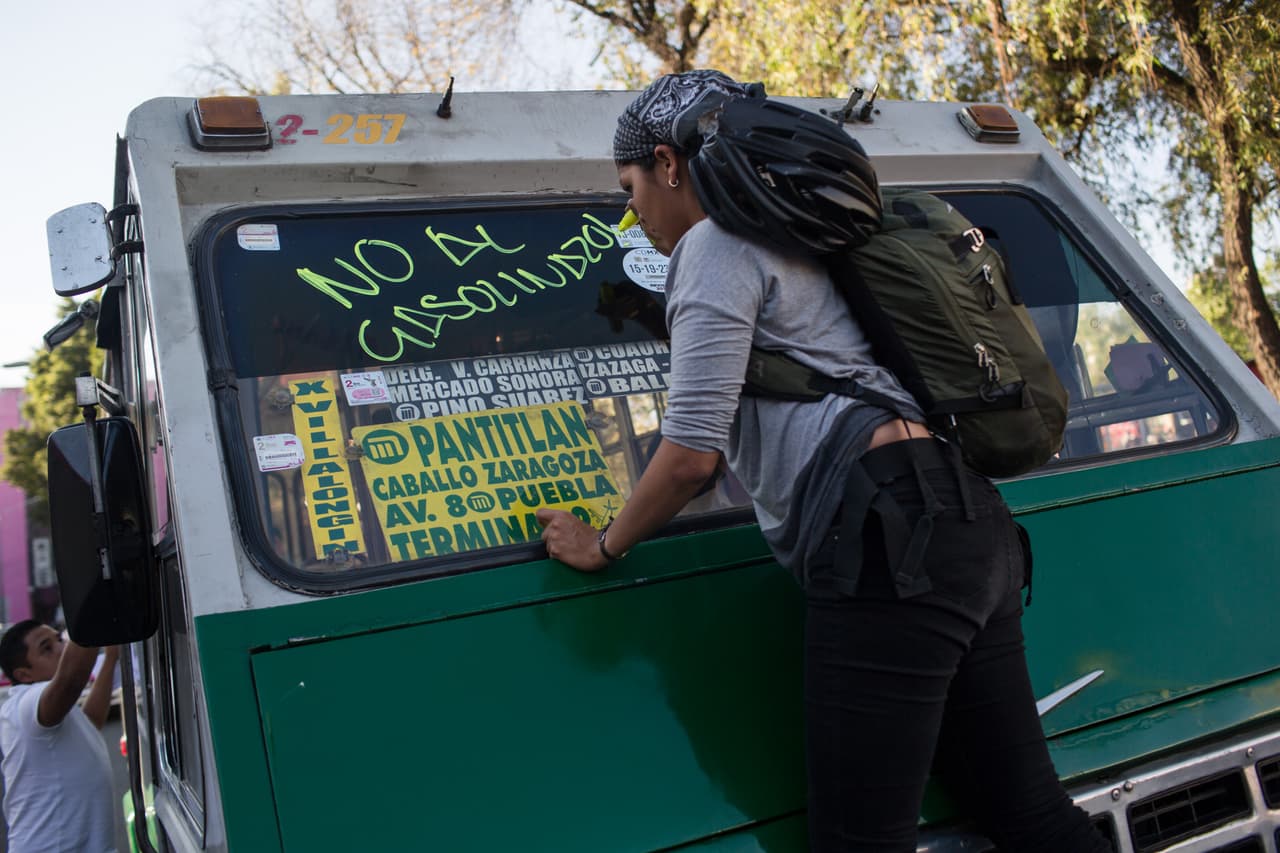Se prevé que el alza del precio en la gasolina produzca un aumento en las tarifas del transporte público.