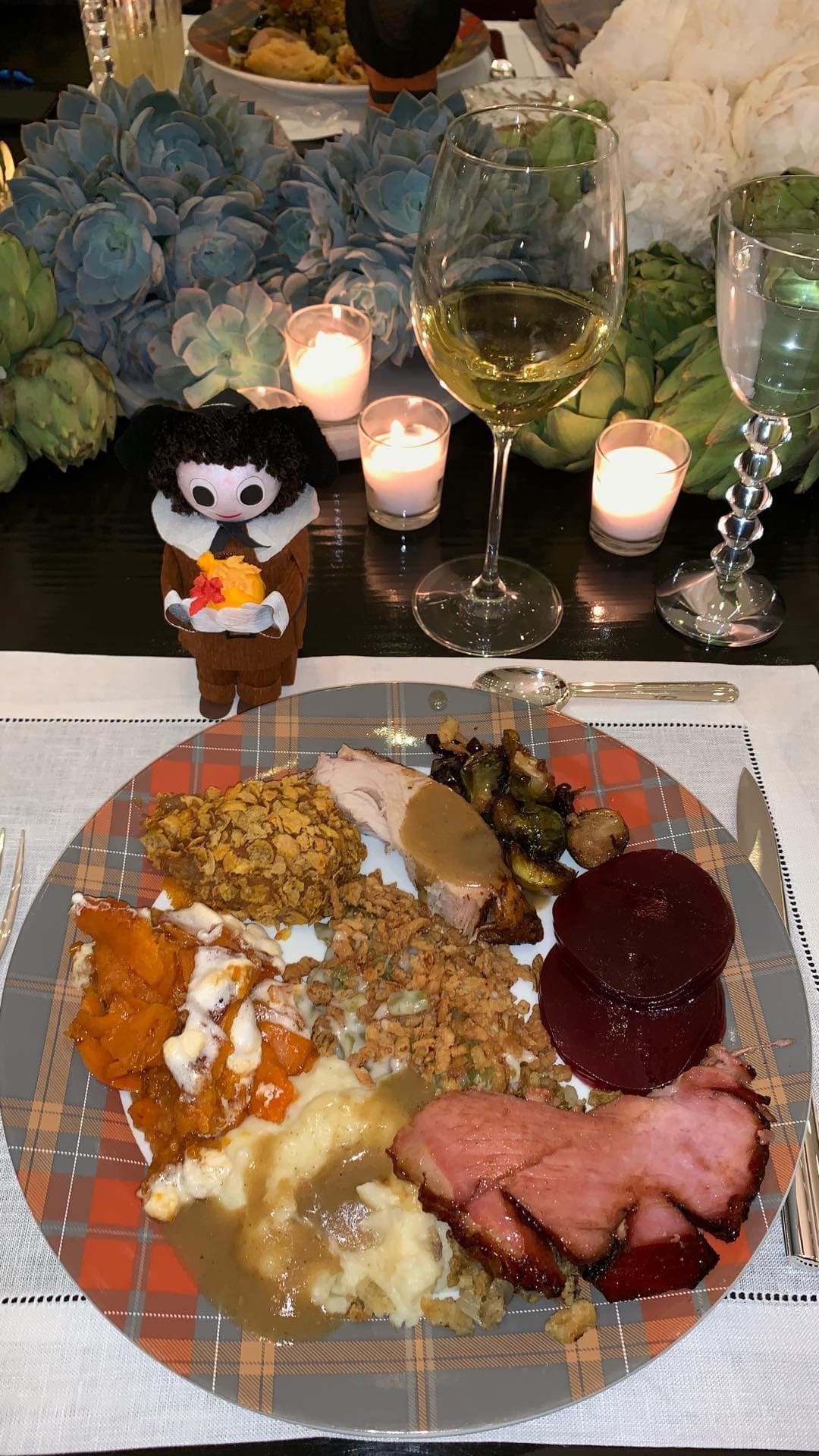 La cena de la familia Kardashian-Jenner incluyó el tradicional pavo y estuvo plagada de detalles alusivos al Thanksgiving, como los adornos de peregrinos.