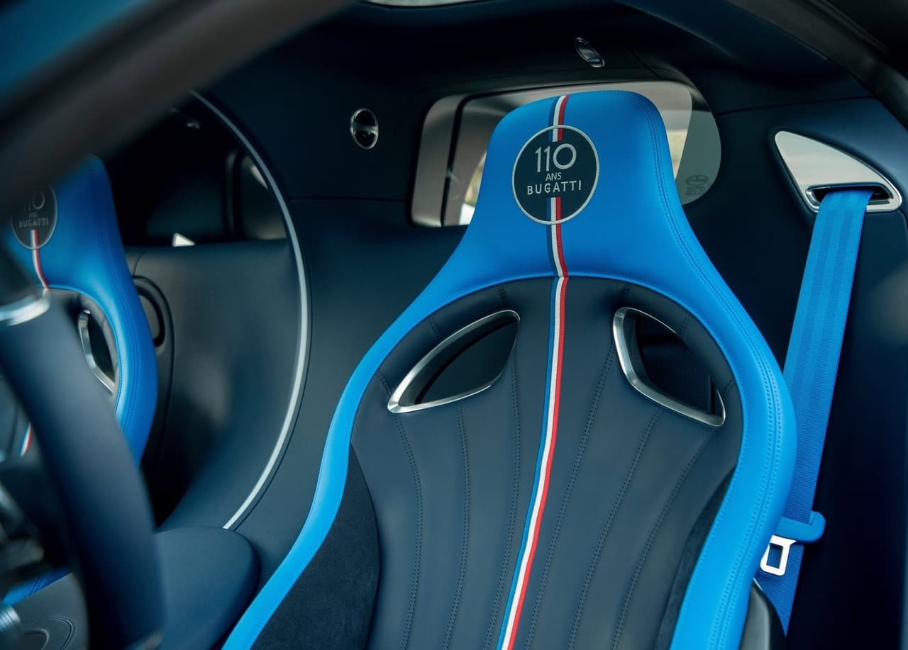 Una vez en el habitáculo, encontramos un juego de asientos recubiertos de cuero y Alcantara en sintonía con los colores empleados en el exterior.