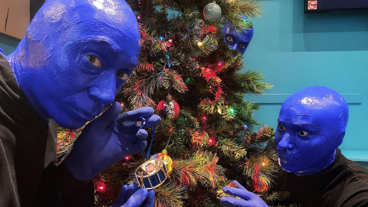 <b>Blue Man Group</b>
<br>Despide el año viejo de una forma original y divertida en el espectáculo de Blue Man en Chicago. Si bien tienen una serie de presentaciones previas, llevarán a cabo una especial este fin de año. Arte, música, tecnología e interacción con el público te esperan en este evento.
<br>
<br>
<b>¿Dónde? </b>Teatro Briar Street (3133 Halsted Ave. Chicago, Il.)
<b> </b>
<br>
<b>¿Cuándo?</b> 31 de diciembre, cuatro horarios disponibles.
<br>
<b>¿Precio?</b> A partir de $49. Puedes adquirir tus boletos en
<a href="https://www.ticketmaster.com/briar-street-theatre-tickets-chicago/venue/57416#_ga=2.66535145.633265387.1672230594-323928806.1672230594" target="_blank">esta página</a>.