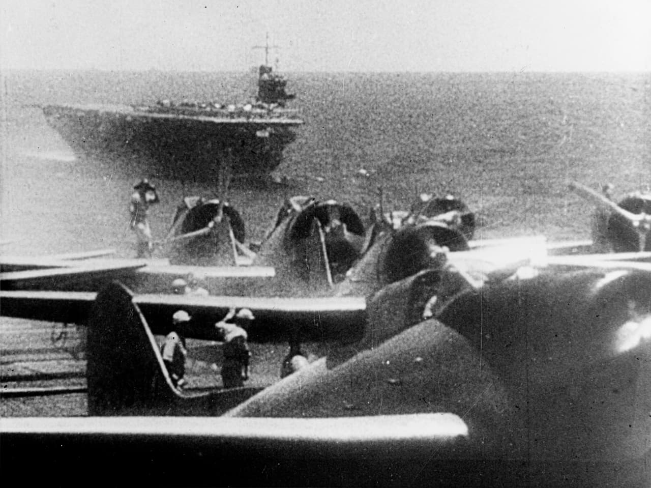Esta ofensiva se llevó a cabo sin una declaración de guerra previa y sin ningún aviso explícito. El ataque a Pearl Harbor fue considerado como un crimen de guerra en los Juicios de Tokio, donde los aliados procesaron a los jefes militares japoneses capturados luego de la victoria. Fotografía de varios caza-bombarderos japoneses que se preparaban para salir hacia Hawai desde un portaviones.