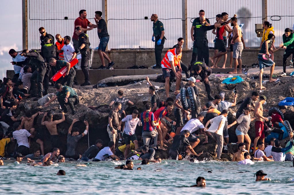 España despliega al Ejército en Ceuta ante una masiva entrada de migrantes, un saldo de al menos 18 muertos y una crisis diplomática