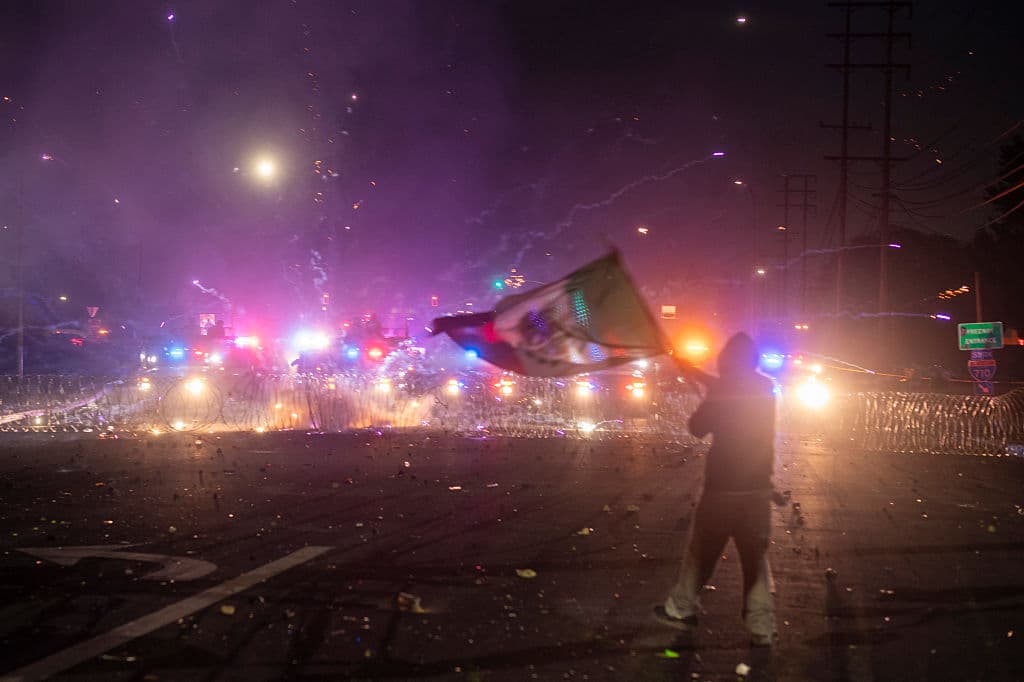 Durante las protestas de este fin de semana en Los Ángeles, California, una bandera resalta en las congregaciones: la bandera mexicana.