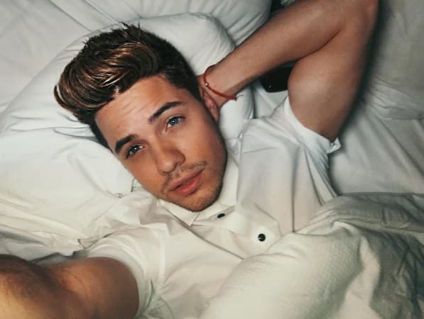 La cama es uno de sus lugares preferidos.