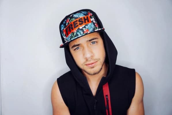 Es un chico muy original y cool.