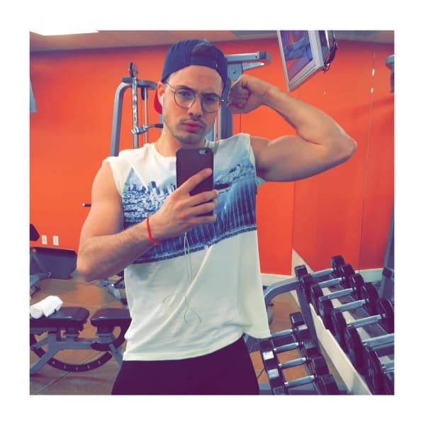 Él se esfuerza mucho en el gym.