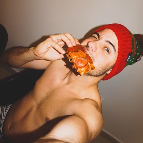 Aunque también se porta mal.