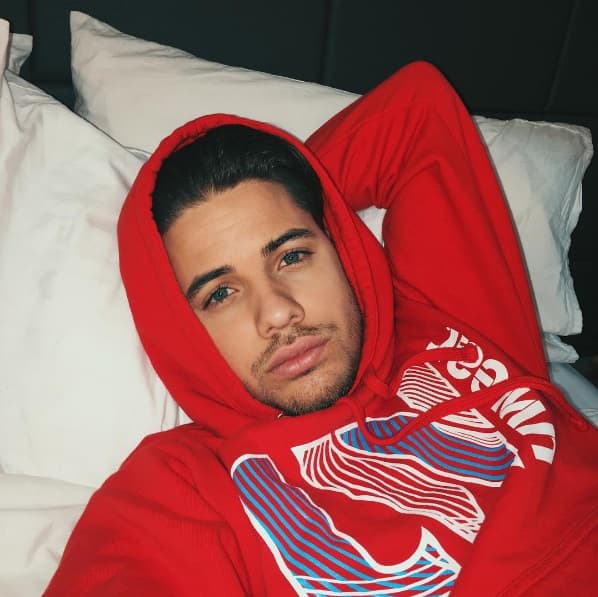 Y por supuesto, el tiene sus poses preferidas.