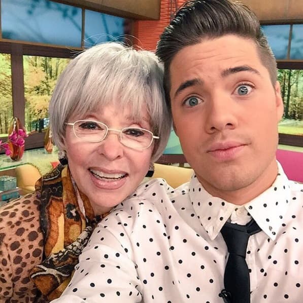 ¿Y que nos dicen de este con la gran Rita Moreno?