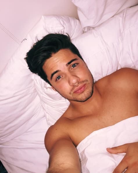 Sus selfies hace arder las redes sociales.