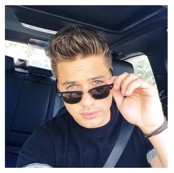 Con esos ojos William rompe corazones.