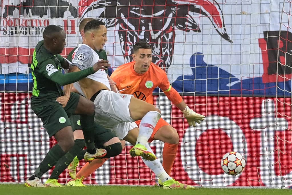 RB Salzburg se impone ante el Wolfsburg 3-1 durante la tercera fecha de la UEFA Champions League. Karim Adeyemi abrió el marcador para los locales a los pocos minutos del encuentro, pero Lukas Nmecha igualaba las cosas al 15’. Ya en la segunda mitad Noah Okafor, con doblete, aseguró el triunfo.