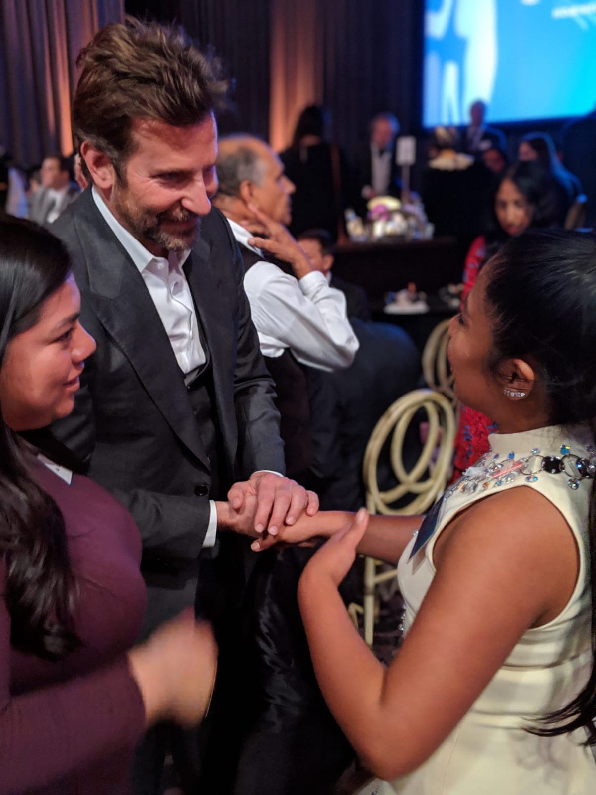 La
<a href="https://www.efe.com/efe/espana/cultura/roma-en-boca-de-todos-durante-el-almuerzo-nominados-a-los-oscar/10005-3887957">agencia EFE</a> estuvo presente en el evento y reportó que
<a href="https://www.univision.com/shows/despierta-america/asi-fue-el-paso-de-yalitza-aparicio-por-el-almuerzo-de-los-nominados-a-los-premios-oscar-video"><b>Cooper se levantó de la mesa para saludar a la actriz mexicana</b></a> por su actuación en la película 'Roma'.
<br>
<br>