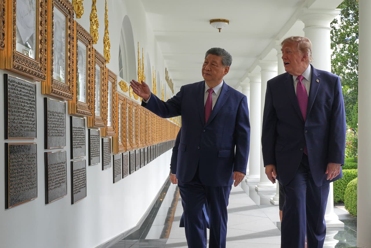 El presidente Donald Trump y el presidente chino Xi Jinping caminan por la columnata de la Casa Blanca el jueves 24 de septiembre de 2026 en Washington.