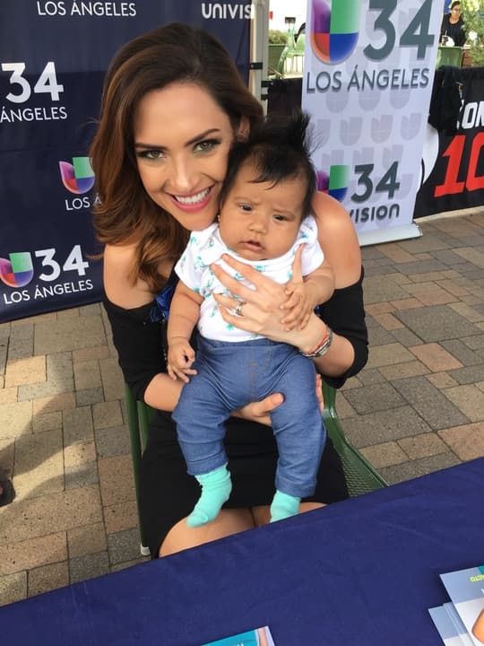 Michelle con uno de los fans más jóvenes de la Ruta de Impacto.