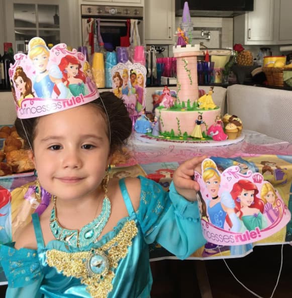 Ya no es una bebé sino una niña de 5 años que ya da muestras de haber heredado el talento de su mamá. En su último cumpleaños se ganó los aplausos de su familia cuando imitó a Michael Jackson.