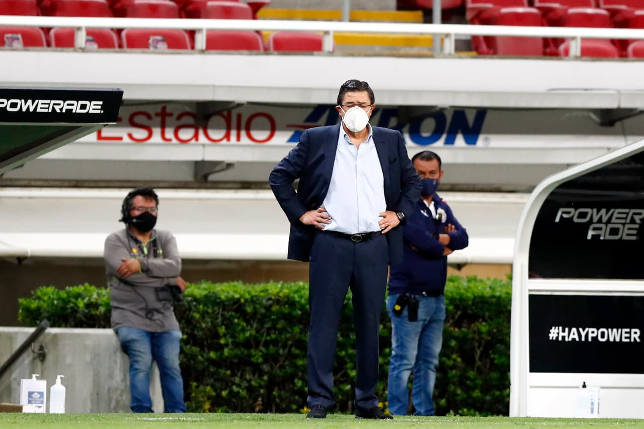 Luis Fernando Tena dejó de ser entrenador de Chivas en la Jornada 3 del futbol mexicano.