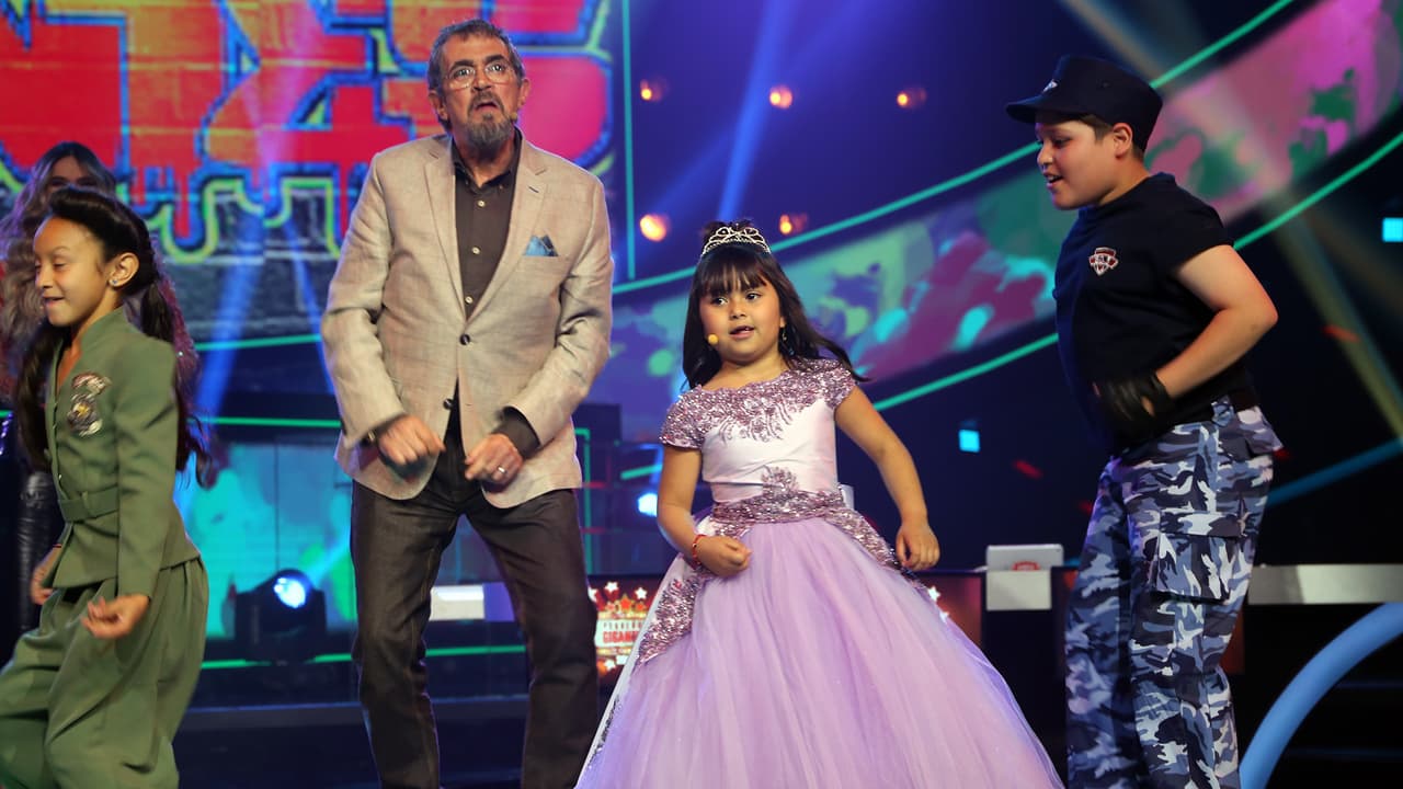 El 'Flaco' Ibañez no se quedó atrás y con su sexy movimiento ánimo a sus pequeños para ganar la presentación.