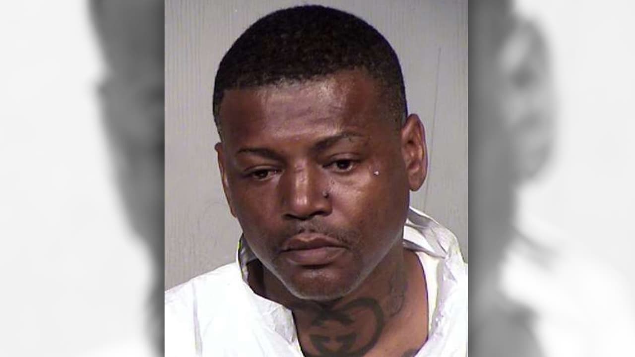 A este padre lo acusan de matar a un hombre que según su hija intentó entrar al baño que ella ocupada