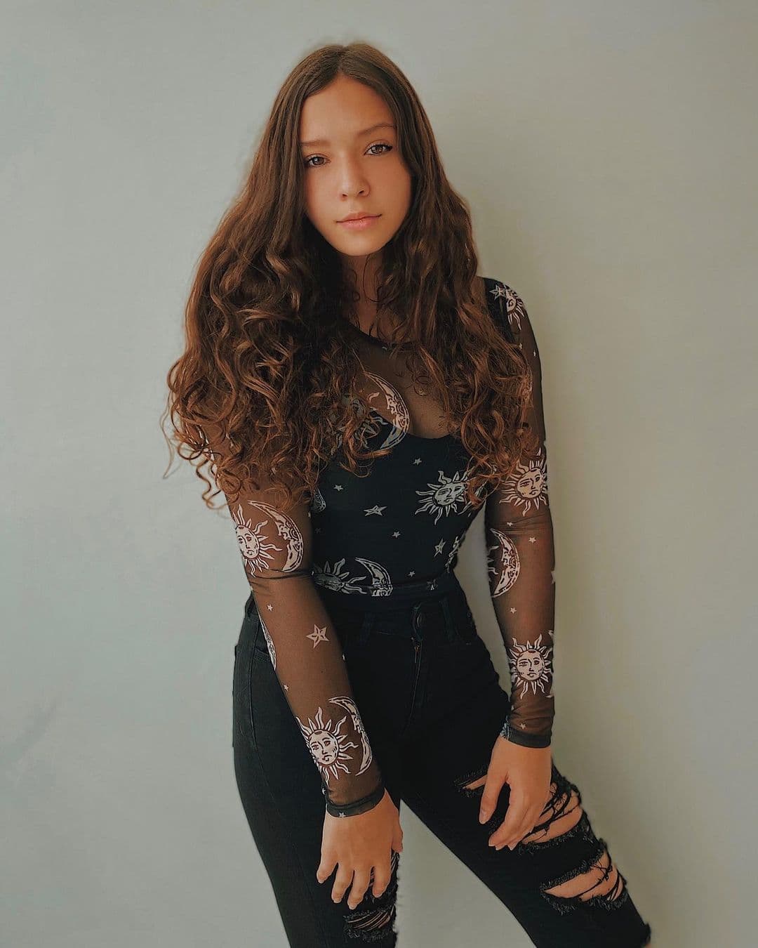 Mía ya supera los 670,000 seguidores en Instagram y está claro que tendrá una carrera artística por delante.