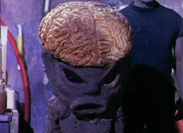 El luchador se convirtió en héroe al detener a un científico loco y a su ejército de mujeres zombies.