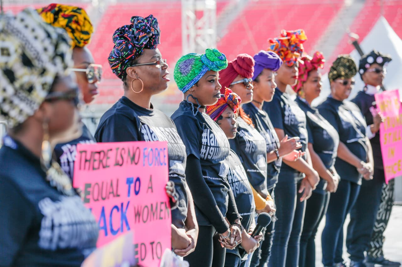 Uno de los mensajes que las acompañó en la tarima: "No desfallezcan hermanas afroamericanas. Sigan adelante".