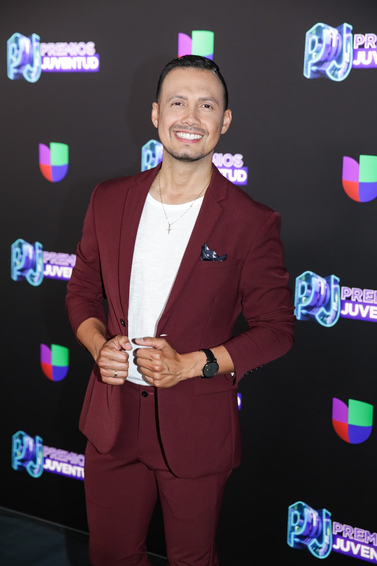 Un traje color vino que al igual que Borja combinó con una camiseta de algodón color blanco, fue el outfit que escogió para la noche.