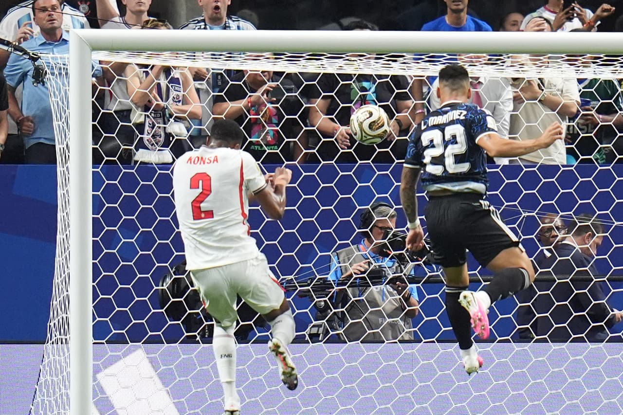 Minuto 90 + 2 del partido: Enzo Fernández anota el segundo gol para la escuadra sudamericana de un cabezazo.