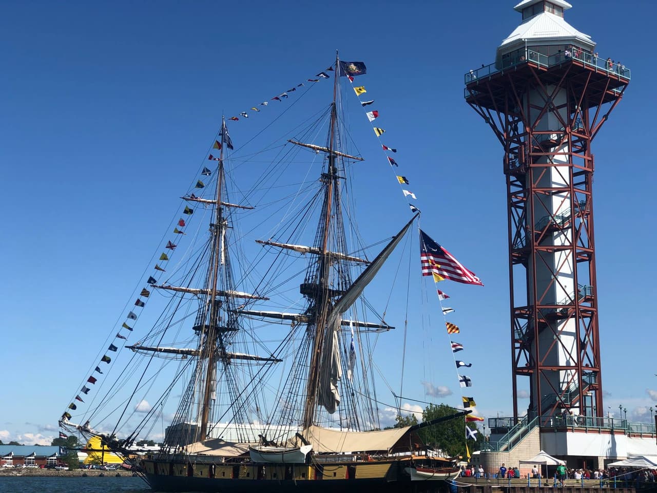 <b><a href="https://www.eriemaritimemuseum.org/" target="_blank">Erie Martime Museum</a></b>: La ciudad de Erie está ubicada a orillas del lago Erie, y es el único puerto de lago real en Pensilvania. Erie siempre ha estado influenciada por su ubicación en los Grandes Lagos, y el Museo Marítimo de Erie es una manera fantástica de explorar esa historia. La estrella del museo es el U.S.S. Niagara, un buque de guerra del siglo XIX que suele estar atracado justo enfrente del museo.