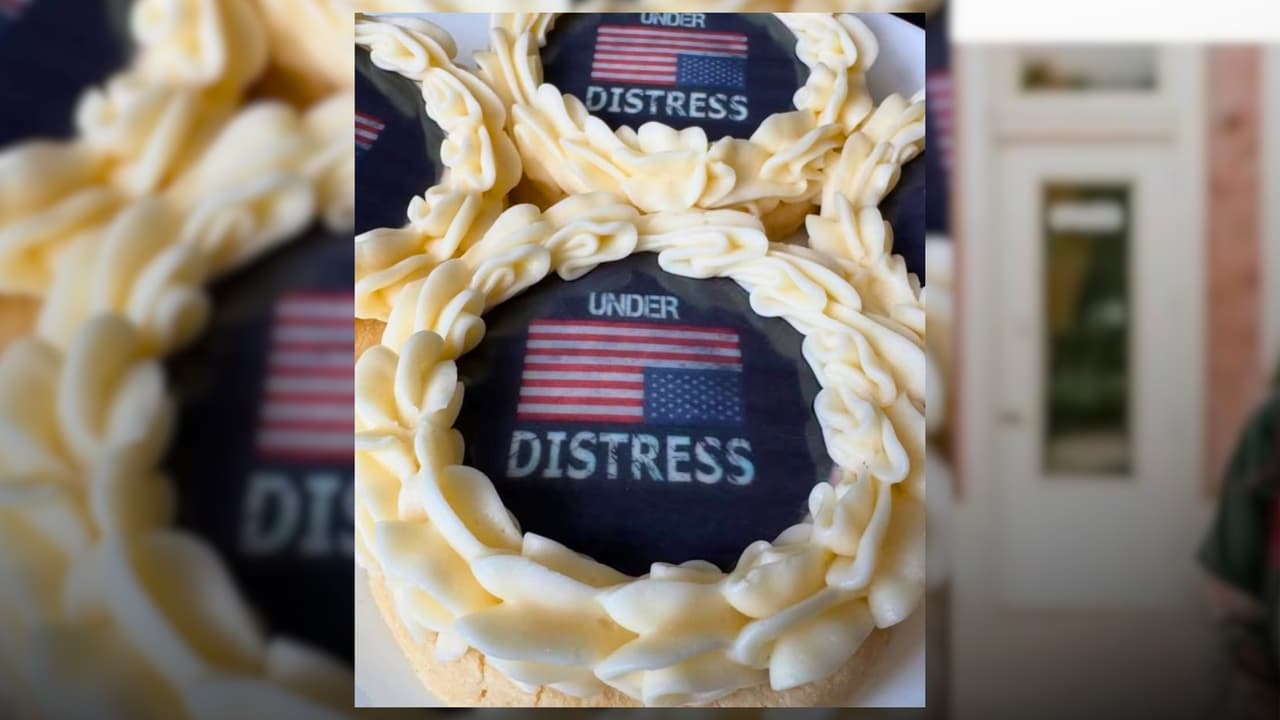 En julio, Hive Bakery vendió galletas con una bandera de Estados Unidos invertida y el mensaje “Under Distress”, que significa “en peligro” o “en situación de emergencia”.