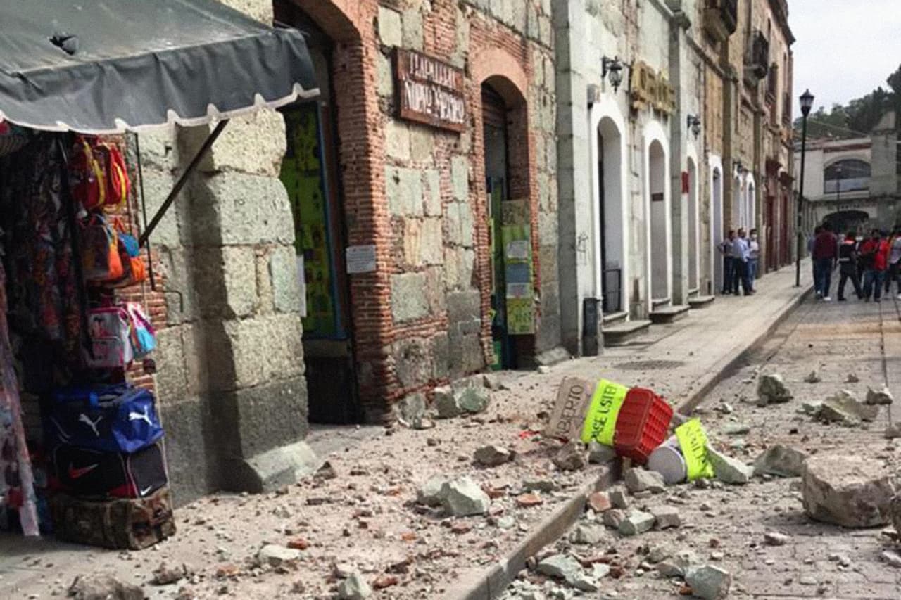 El gobernador de Oaxaca, Alejandro Murat, confirmó inicialmente que una persona murió en un derrumbe y otra en circunstancias que no explicó. Otras cuatro muertes fueron reportadas más tarde.