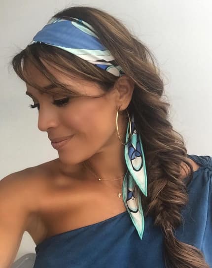 Una excelente combinación, una trenza coqueta y romántica con tu pañoleta favorita.