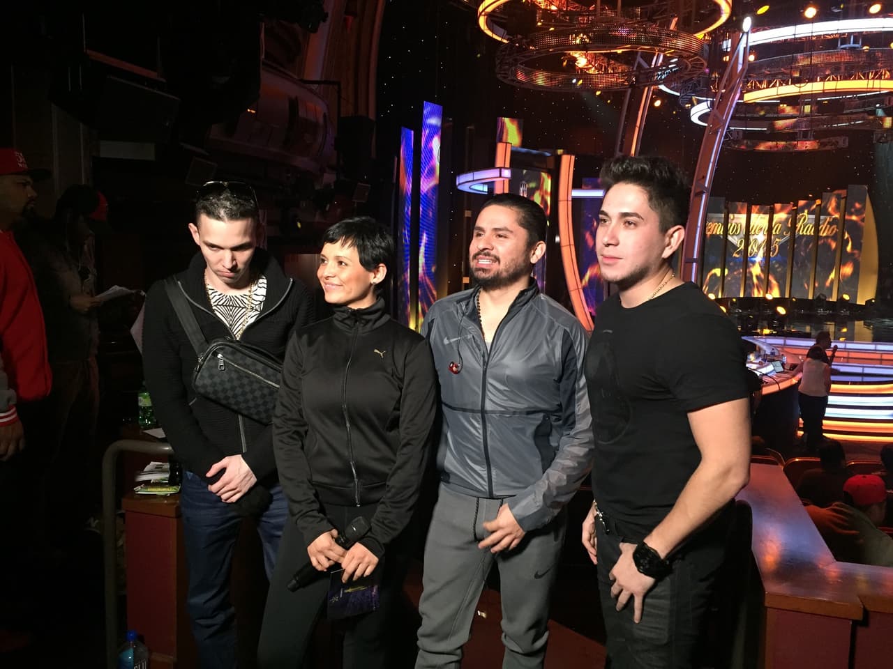 Durante el ensayo, pasó tiempo con sus 'compas', como él los llama.