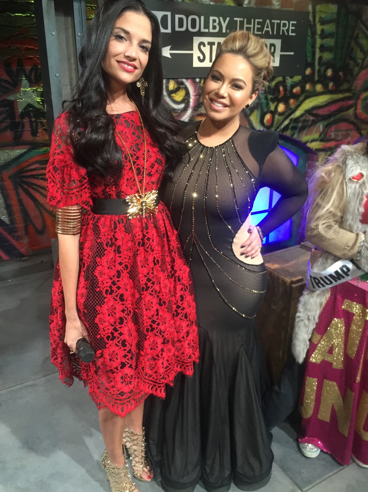 Natalia Jiménez y Chiquis Rivera, muy guapas y luciéndose a su llegada al evento.