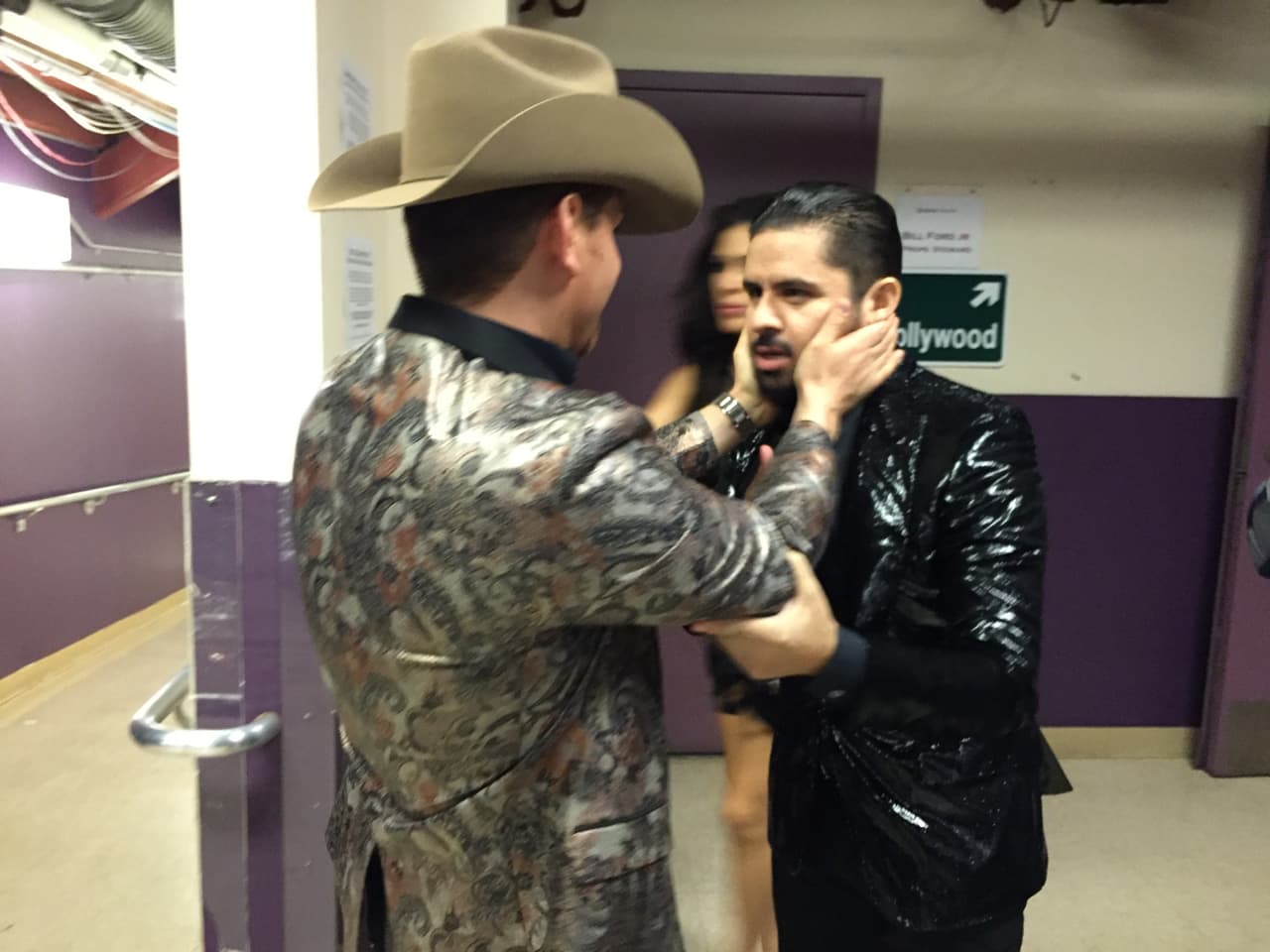 Antes de subir al escenario, se fue bien bendecido por sus amigos, que ya lo extrañaban en los eventos.