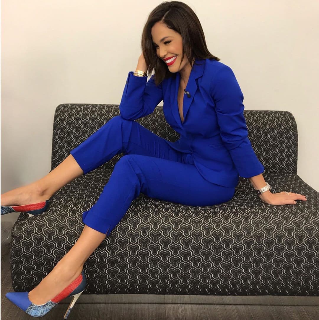A sus 43 años de edad se arriesga en la moda y acierta, así es como luce con estos coloridos zapatos que le sacan la más grande sonrisa. Es así como nuestras conductoras se divierten vistiendo con las últimas tendencias que en consecuencia son inspiración para los millones de personas que las siguen en las redes.